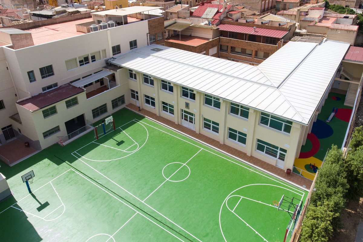 Colegio de las Carmelitas de Novelda desde el aire, con el patio y las cubiertas nuevas