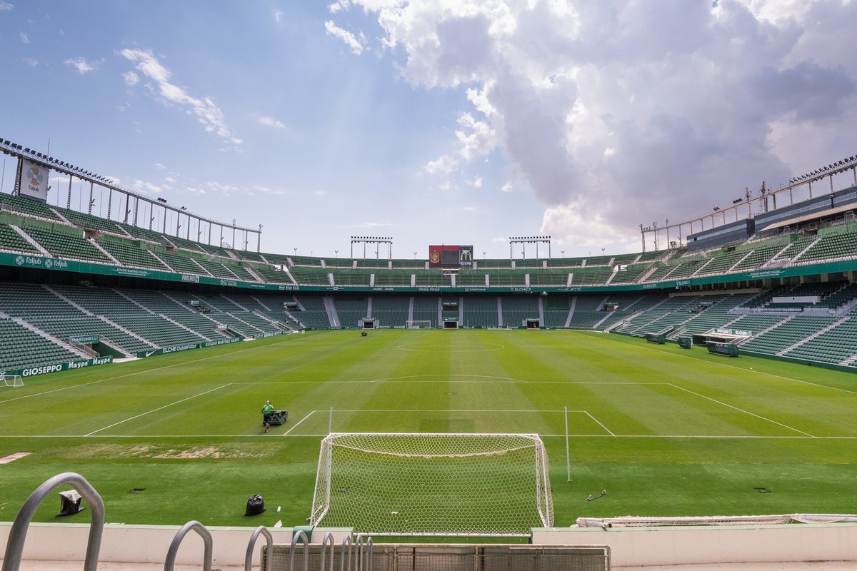 Interior del Estadio Martínez Valero de Elche, visto desde el fondo hacia el césped