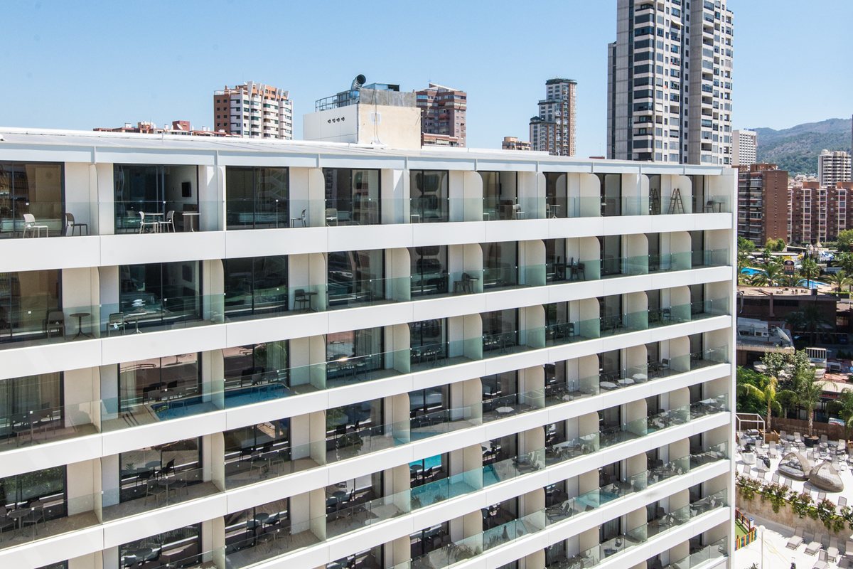 Fachada del Hotel Presidente de Benidorm terminada tras la reforma integral
