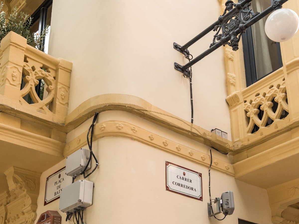 Detalle de una fachada rehabilitada en el centro