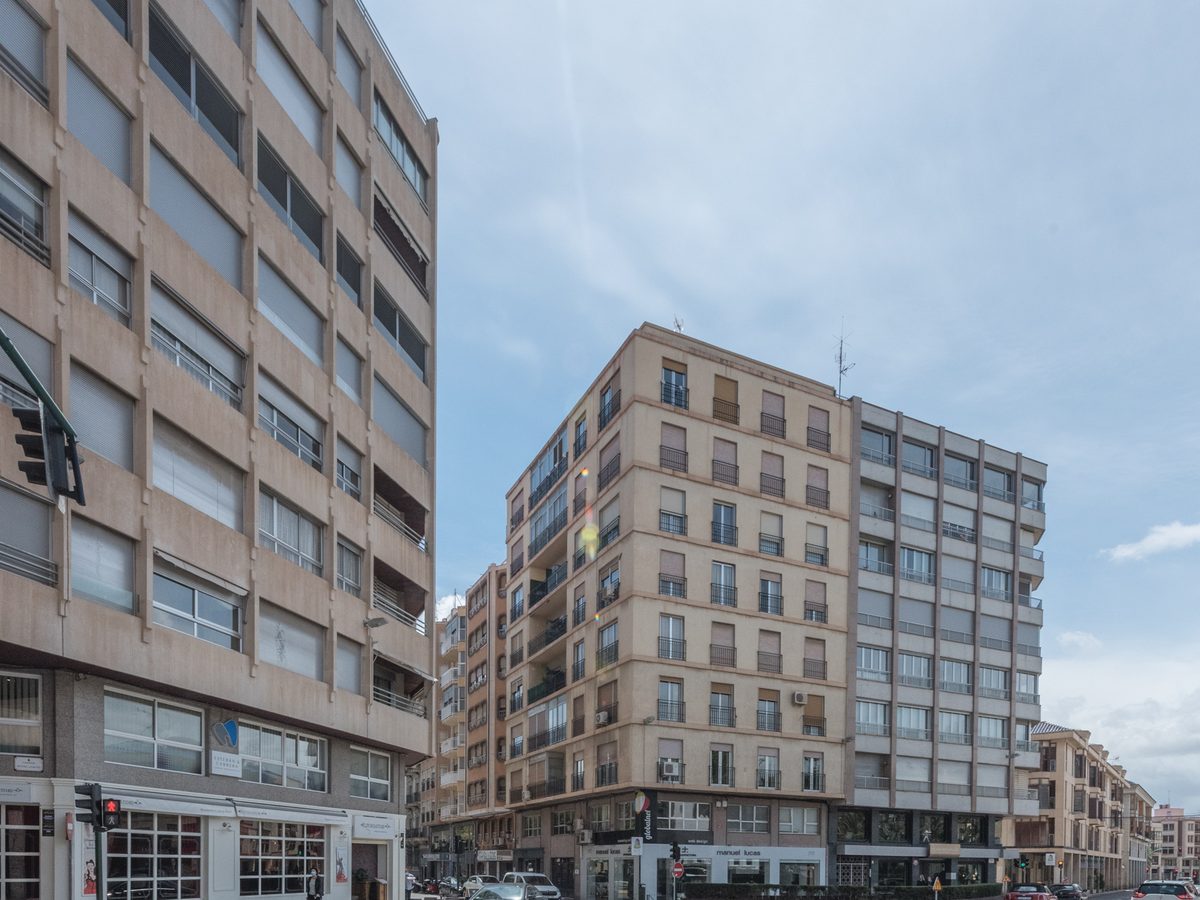 Edificio rehabilitado por Eurolosa en una esquina urbana